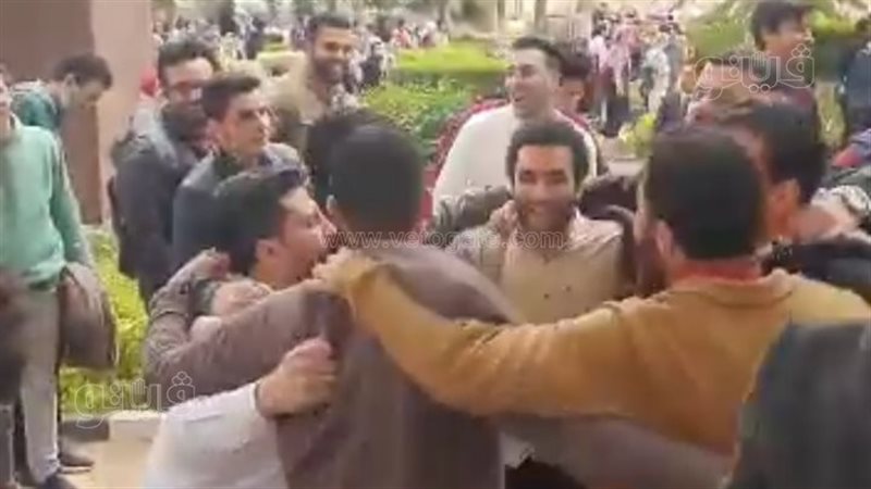 طلاب طب طنطا يحتفلون