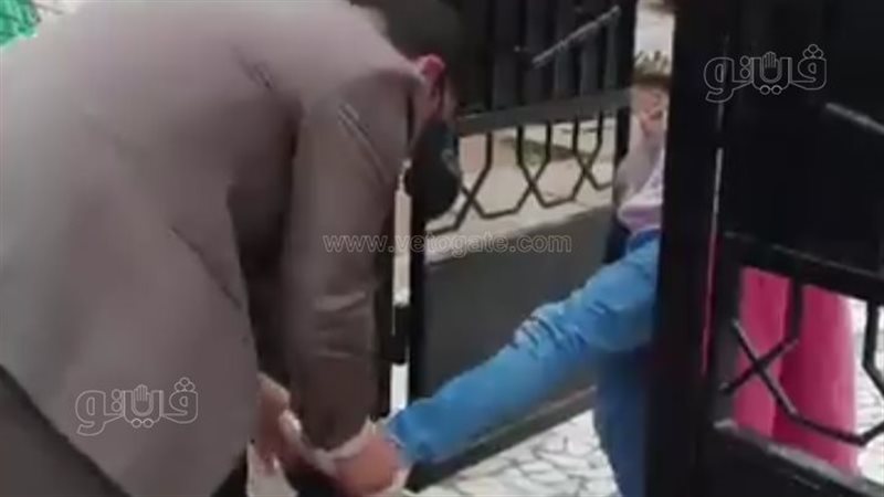 صورة الأب أثناء ربط