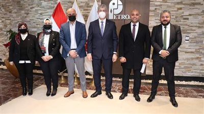 رئيس بتروجت يكرم المتفوقين دراسيًا من أبناء العاملين في الشركة 