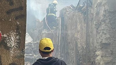 الصور الأولى لحريق مخزن الخردة بالسيدة زينب