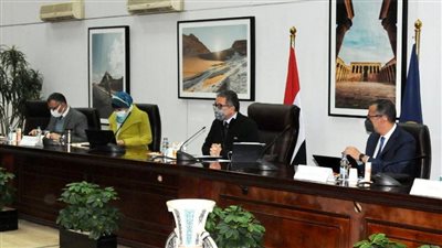 وزير السياحة والآثار يناقش استعدادات بدء انطلاق رحلات الحج والعمرة