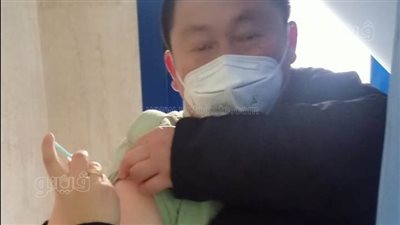 صينيان يتلقيان لقاح كورونا في مركز القلب بمطروح | صور