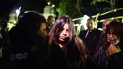 بعد غيابها عن الجنازة.. أول ظهور لابنة وائل الإبراشي في عزاء والدها| فيديو