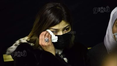 بكاء أرملة وائل الإبراشي أثناء تلقي العزاء | صور