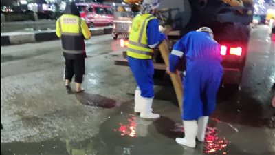 مياه القناة تواصل رفع تراكمات الأمطار | صور