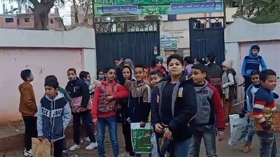 توافد طلاب رابعة ابتدائي على اللجان لأداء امتحان اللغة الإنجليزية | فيديو