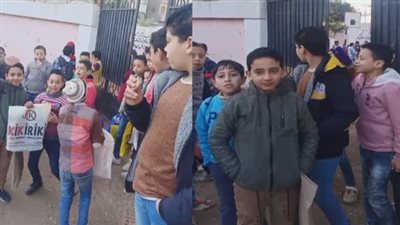 توافد طلاب الصف الرابع الابتدائي بشبرا الخيمة لأداء امتحان الدراسات | فيديو