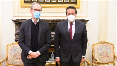 خالد عبد الغفار يبحث تعزيز سبل التعاون في القطاع الصحي مع سفير السويد