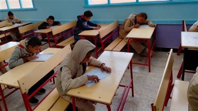 تلاميذ الصف الرابع الابتدائي بأسيوط يؤدون امتحان الدراسات وسط إجراءات احترازية 