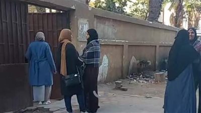 رغم برودة الطقس.. انتظار أمهات طلاب رابعة ابتدائى أمام اللجان | فيديو 