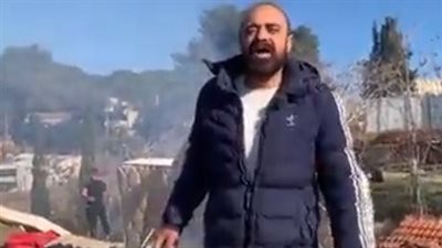 رفضًا لأوامر الاحتلال بالاستيلاء على منزله.. لحظة تهديد فلسطيني بحرق نفسه| فيديو 