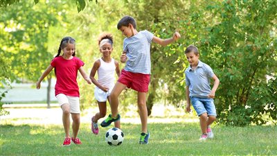 تفسير رؤية اللعب في المنام وعلاقته بالأفراح والترابط الأسري 