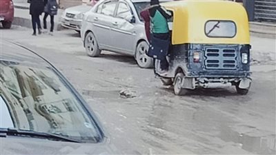 فوق بعض.. تلاميذ رابعة ابتدائي بالإسكندرية يتزاحمون داخل توك توك | صور