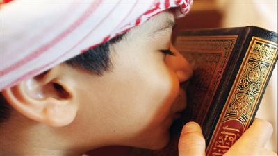 تفسير رؤية تقبيل القرآن الكريم في المنام وعلاقته بقدوم الخير 