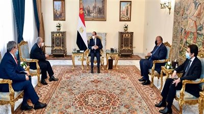 بسام راضي: رسالة خطية من عبد المجيد تبون إلى السيسي سلمها وزير الخارجية الجزائري.. تضمنت اعتزاز الجزائر بما يربطها بمصر من علاقات وثيقة ومتميزة والاهتمام بتعزيز مجالات التعاون في كافة المجالات