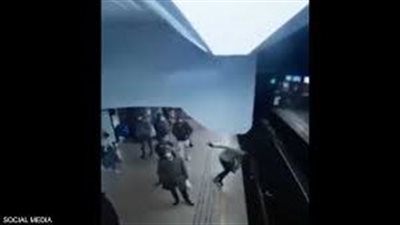 مجنون يدفع بسيدة أمام عجلات مترو الأنفاق في بروكسل 