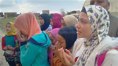 أطفال عزبة التفتيش بالمنوفية يقرأون الفاتحة على أرواح ضحايا معدية الجيزة | فيديو وصور