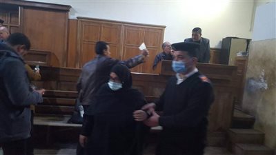 والدة المتهم بقتل شقيقته حرقا تتنازل عن الحق المدني: ماليش غيره ليرعاني | فيديو وصور