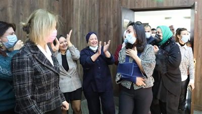 موظفو قومى المرأة يستقبلون مايا مرسي بعد تعافيها من حادث سير|صور