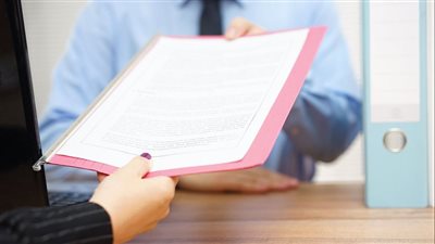 بعد إثارة الجدل حوله في مجلس الشيوخ.. كل ما لا تعرفه عن عقد العمل وتاريخه ومهامه 