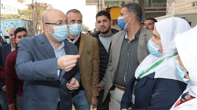 محافظ بني سويف يستمع لمطالب أهالي سمسطا ويوجه بدراستها وحلها | صور