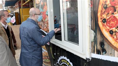 محافظ بني سويف يُغير خط سيره لزيارة كرافان وجبات يديره ذوي الهمم بسمسطا