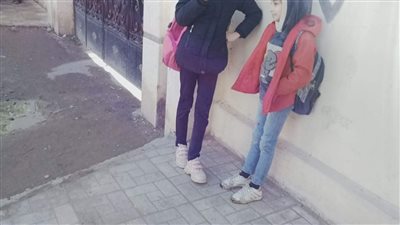 تلاميذ رابعة ابتدائي يواجهون برك مياه الأمطار بأحذية خاصة في الإسكندرية | فيديو 