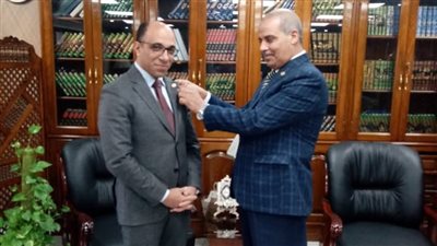 رئيس جامعة الأزهر يكرم هاني عبدالجواد لتميزه العلمي في جراحات إعوجاج العمود الفقري 