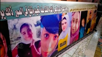 لفتة إنسانية.. وضع لافتة كبيرة بصور شهداء المعدية بمدخل قرية التفتيش بالمنوفية | صور