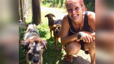 للإنسانية وجوه أخرى.. مصرع بريطانية ونجاة زوجها حاولا إنقاذ كلبهما بتسونامي تونجا 