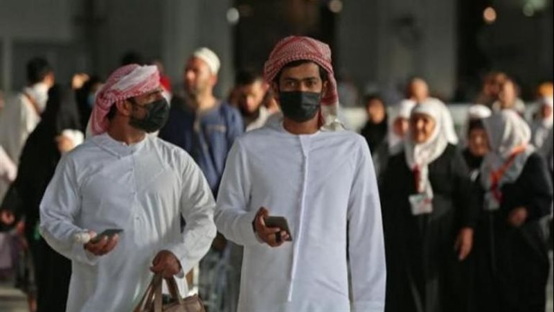 شاب يرتدي كمامة للوقاية