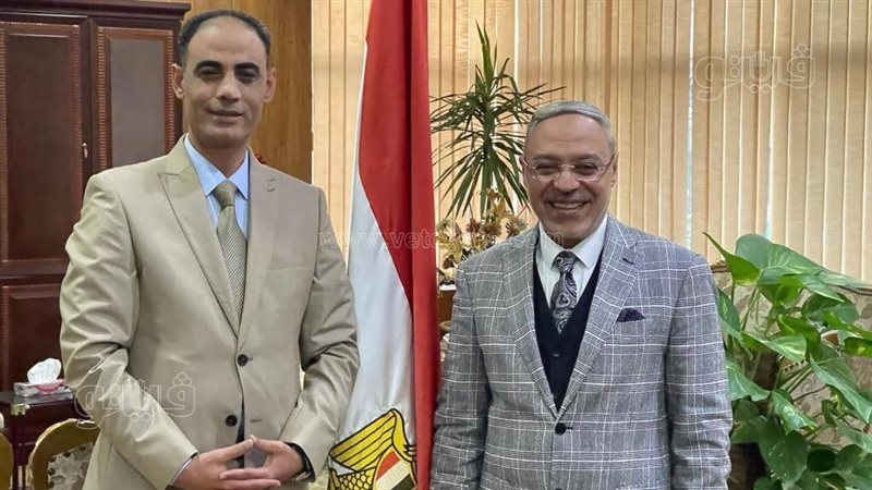 رئيس الجامعة مع المتحدث
