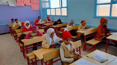 بإجراءات احترازية.. توافد طلاب رابعة ابتدائي بأسيوط لأداء امتحان نصف العام في الإنجليزي 