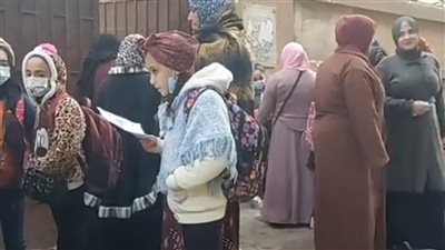 في أجواء شديدة البرودة.. تلاميذ رابعة ابتدائي يراجعون مادة الإنجليزي أمام اللجان | فيديو