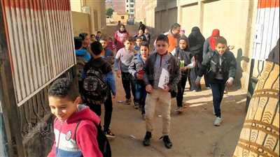 تلاميذ رابعة ابتدائي بالمنوفية لوزير التعليم: إحنا مش فاهمين حاجة| فيديو
