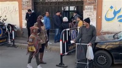 القلق على وجوه طلاب رابعة ابتدائي أمام مدارس الجيزة قبل انطلاق امتحان الإنجليزي | فيديو 