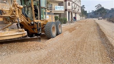 بالفيديو.. رصف طريق 6 أكتوبر وشارع ترعة عبد العال 2 والنزهة والأسطبل