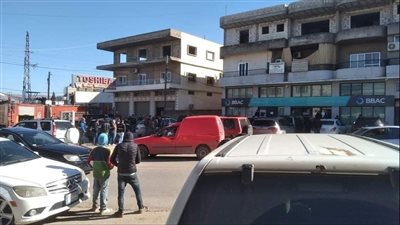 لبناني يقتحم بنكًا ويهدد بتفجيره في حالة عدم تسليمه أمواله بالدولار | فيديو