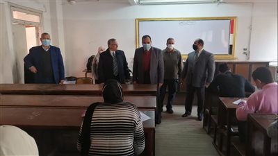 نائب رئيس جامعة بنها يتابع سير الامتحانات بكليات التربية والتربية النوعية والعلوم