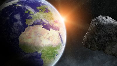 يحدث الآن.. كويكب صخري ضخم يمر بجوار الأرض | فيديو