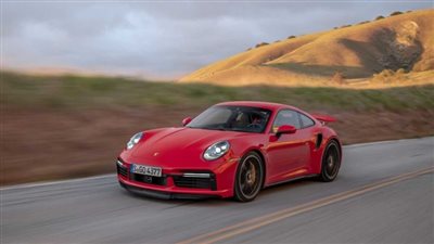 منافسة بين سيارتي ماكلارين 765LT وبورشه 911 توربو اس | فيديو