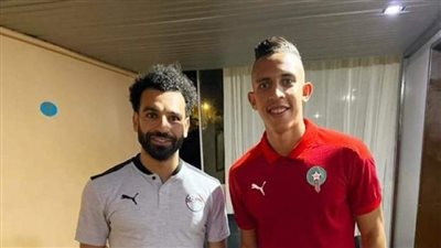 سفيان رحيمي يزور معسكر منتخب مصر ويلتقط صورة تذكارية مع محمد صلاح