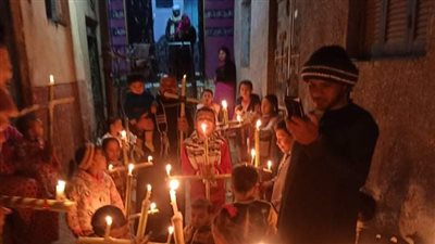 بالترانيم والشموع.. شباب الصعيد يحتفلون بعيد الغطاس في دبي | فيديو