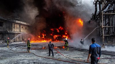 بداخله سيارات باهظة الثمن.. حريق هائل في أكبر ناد للفروسية بإيران | فيديو