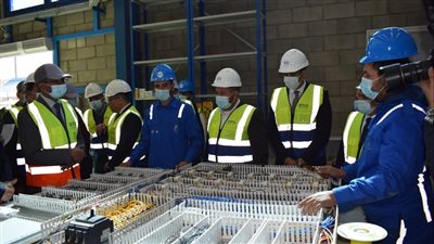 مسئولو الإسكان يتفقدون مصنعا للمهمات الميكانيكية والكهربائية لمحطات مياه الشرب والصرف