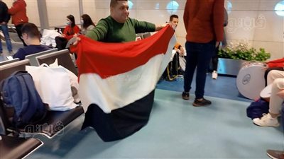 احتشاد الجماهير المصرية في مطار القاهرة للسفر إلى الكاميرون لمساندة المنتخب | فيديو