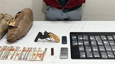 ضبط أحد العناصر الإجرامية بحوزته مواد مخدرة وسلاح نارى بأسوان