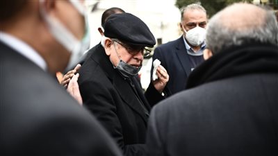 انهيار وبكاء عبد المنعم سعيد خلال تشييع جنازة نجله من مسجد الشربتلي | فيديو وصور