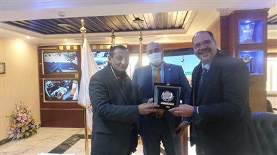 الأكاديمية البحرية تزور موانئ البحر الأحمر لمناقشة التطوير 