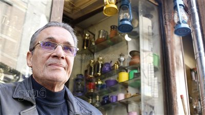 أصلح الفانوس أبو شمعة.. حكاية عم محمد صاحب محل بيع وإصلاح لمبات ووابور الجاز | فيديو 